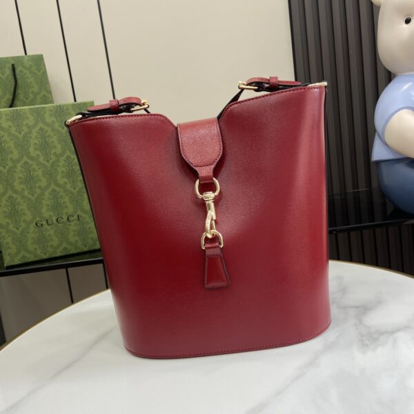 Gucci - GG Medium Bucket Shoulder Bag Red