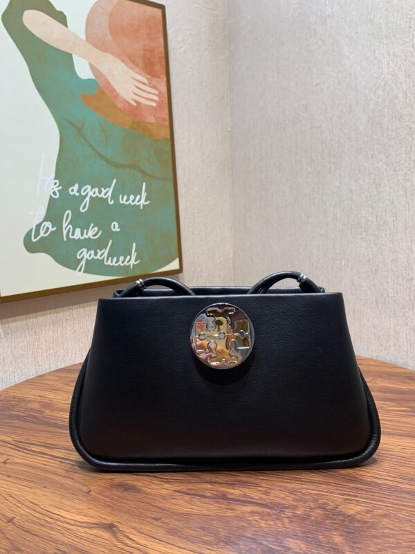 TORY BURCH ELEANOR No. 010 TORY BURCH's new Violet shoulder bag debuted at the brand's 2022 Fall/