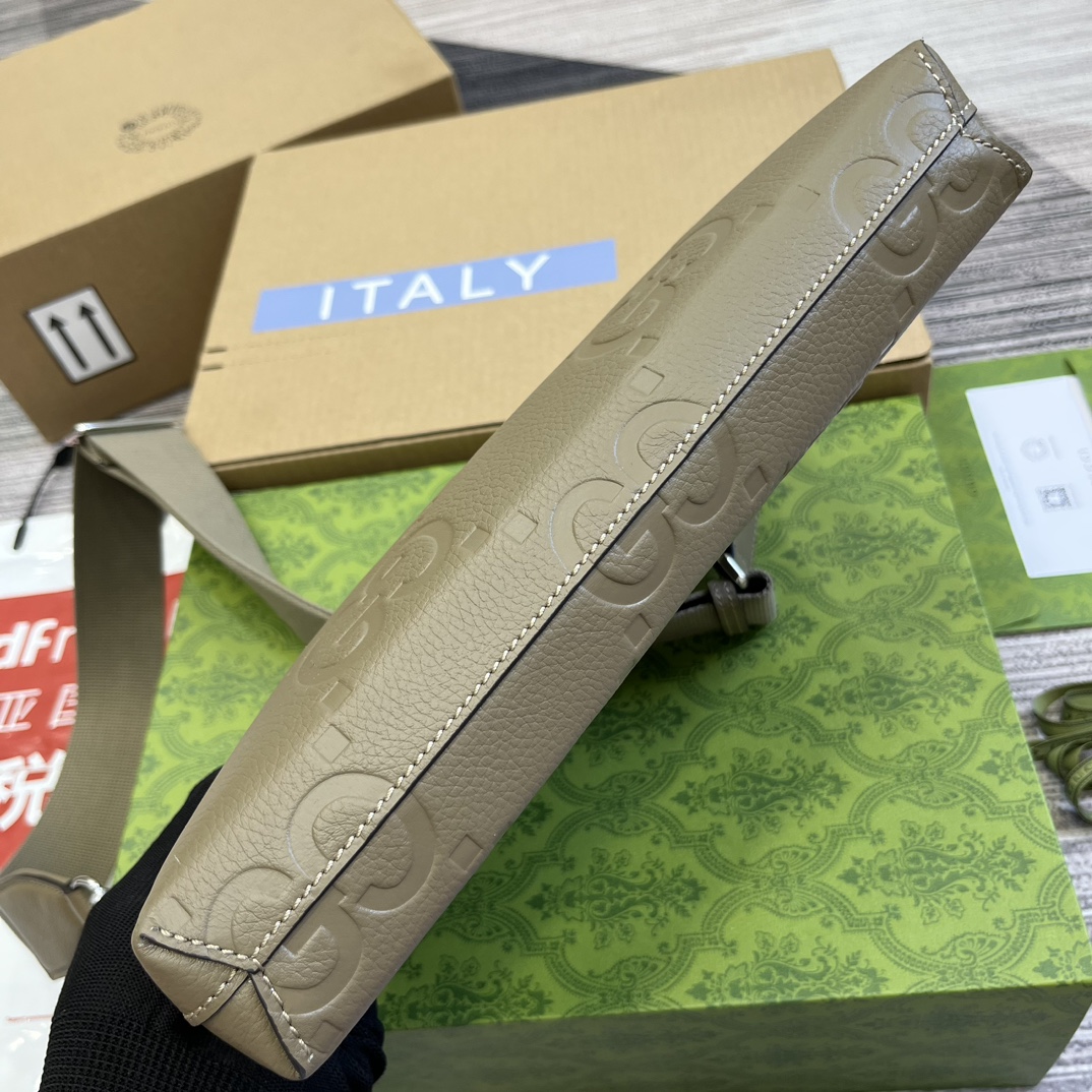 Gucci transforms historical heritage, creativity and innovative spirit into a colorful brand series Model: 696009 Size: 31*25*5cm Color: Blue original leather. - Image 4