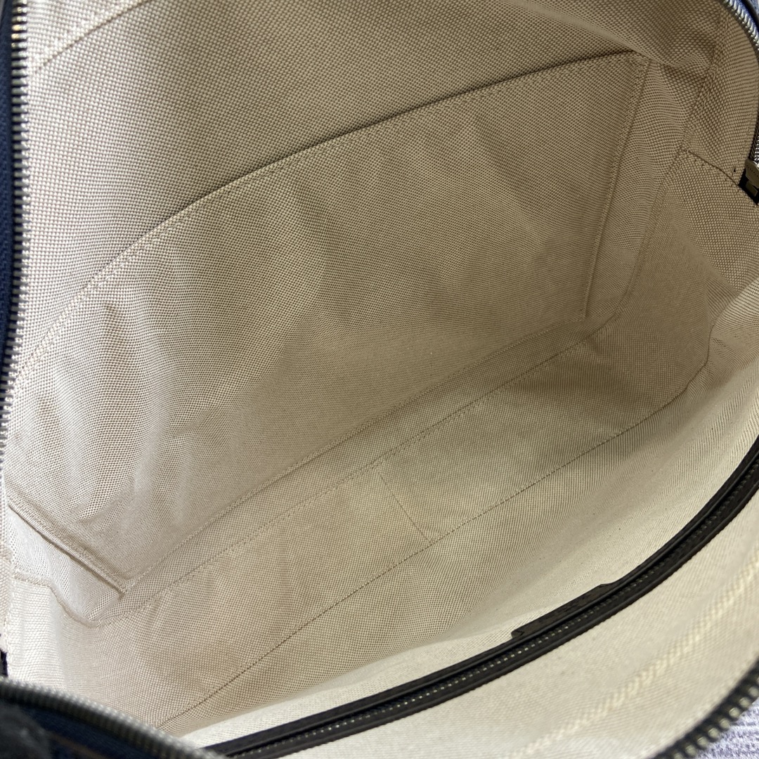 Gucci GG pattern is combined with lightweight structures in neutral colors to give each piece a timeless style Model:792116 Medium size: 36.5x 29x7.5cm Color: blue pvc. - Image 2