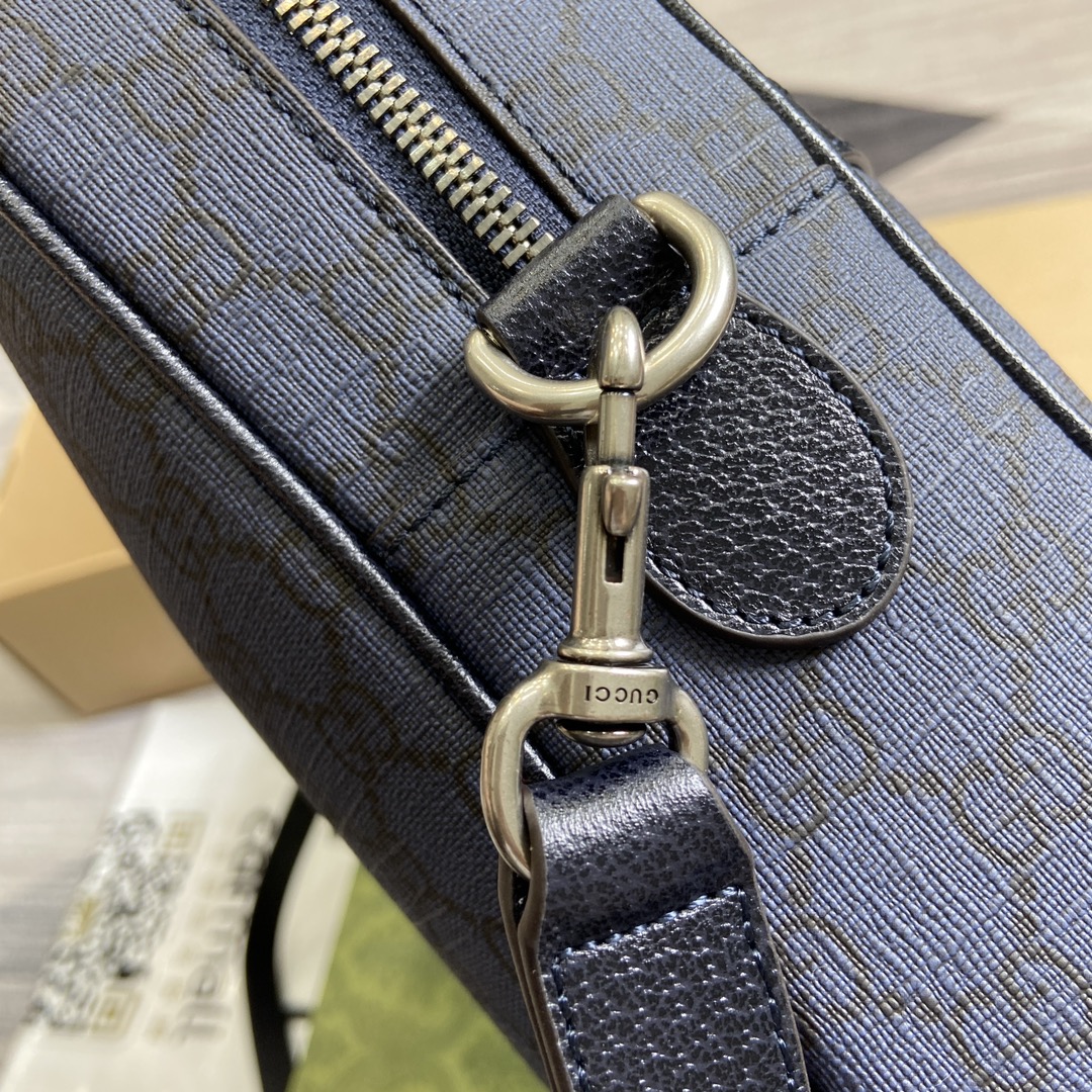 Gucci GG pattern is combined with lightweight structures in neutral colors to give each piece a timeless style Model:792116 Medium size: 36.5x 29x7.5cm Color: blue pvc. - Image 7