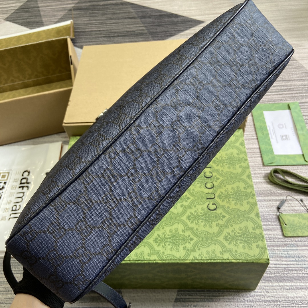 Gucci GG pattern is combined with lightweight structures in neutral colors to give each piece a timeless style Model:792116 Medium size: 36.5x 29x7.5cm Color: blue pvc. - Image 3