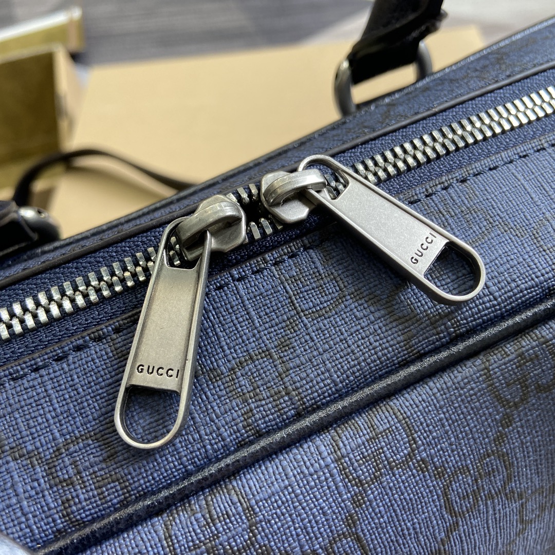 Gucci GG pattern is combined with lightweight structures in neutral colors to give each piece a timeless style Model:792116 Medium size: 36.5x 29x7.5cm Color: blue pvc. - Image 5