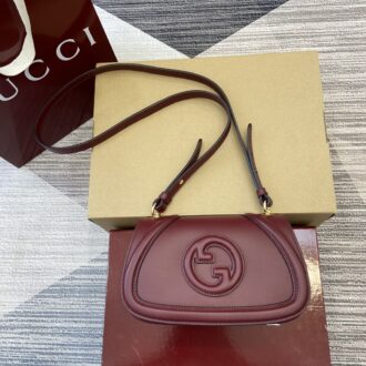 Gucci Blondie series handbags are decorated with the classic logo of the brand series that debuted in the early 1970s. Model:815700. Size: 21.5 (length) x 11 (height) x 8cm (thickness) Color: Burgundy full leather.