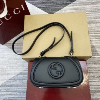 Gucci Blondie series handbags are decorated with the classic logo of the brand series that debuted in the early 1970s. Model:815700. Size: 21.5 (length) x 11 (height) x 8cm (thickness) Color: Black full leather.