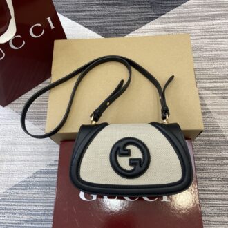 Gucci Blondie series handbags are decorated with the classic logo of the brand series that debuted in the early 1970s. Model:815700. Size: 21.5 (length) x 11 (height) x 8cm (thickness) Color: Black/Canvas.