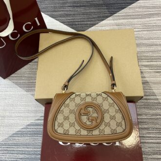 Gucci Blondie series handbags are decorated with the classic logo of the brand series that debuted in the early 1970s. Model:815700. Size: 21.5 (length) x 11 (height) x 8cm (thickness) Color: Brown/Canvas.