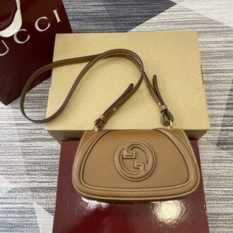 Gucci Blondie series handbags are decorated with the classic logo of the brand series that debuted in the early 1970s. Model:815700. Size: 21.5 (length) x 11 (height) x 8cm (thickness) Color: Brown/Full Leather.