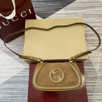 Gucci Blondie series handbags are decorated with the classic logo of the brand series that debuted in the early 1970s. Model:815700. Size: 21.5 (length) x 11 (height) x 8cm (thickness) Color: Brown Nubuck.