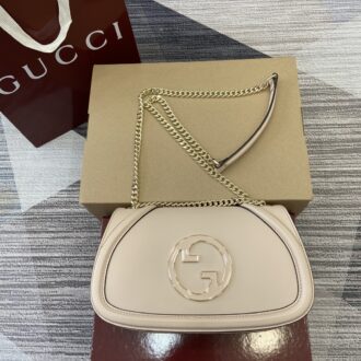 Gucci Blondie series handbags are decorated with the brand's classic logo that debuted in the early 1970s Model:815715. Dimensions: 26(L) x 16(W) x 8(D) Color: New light pink original leather.