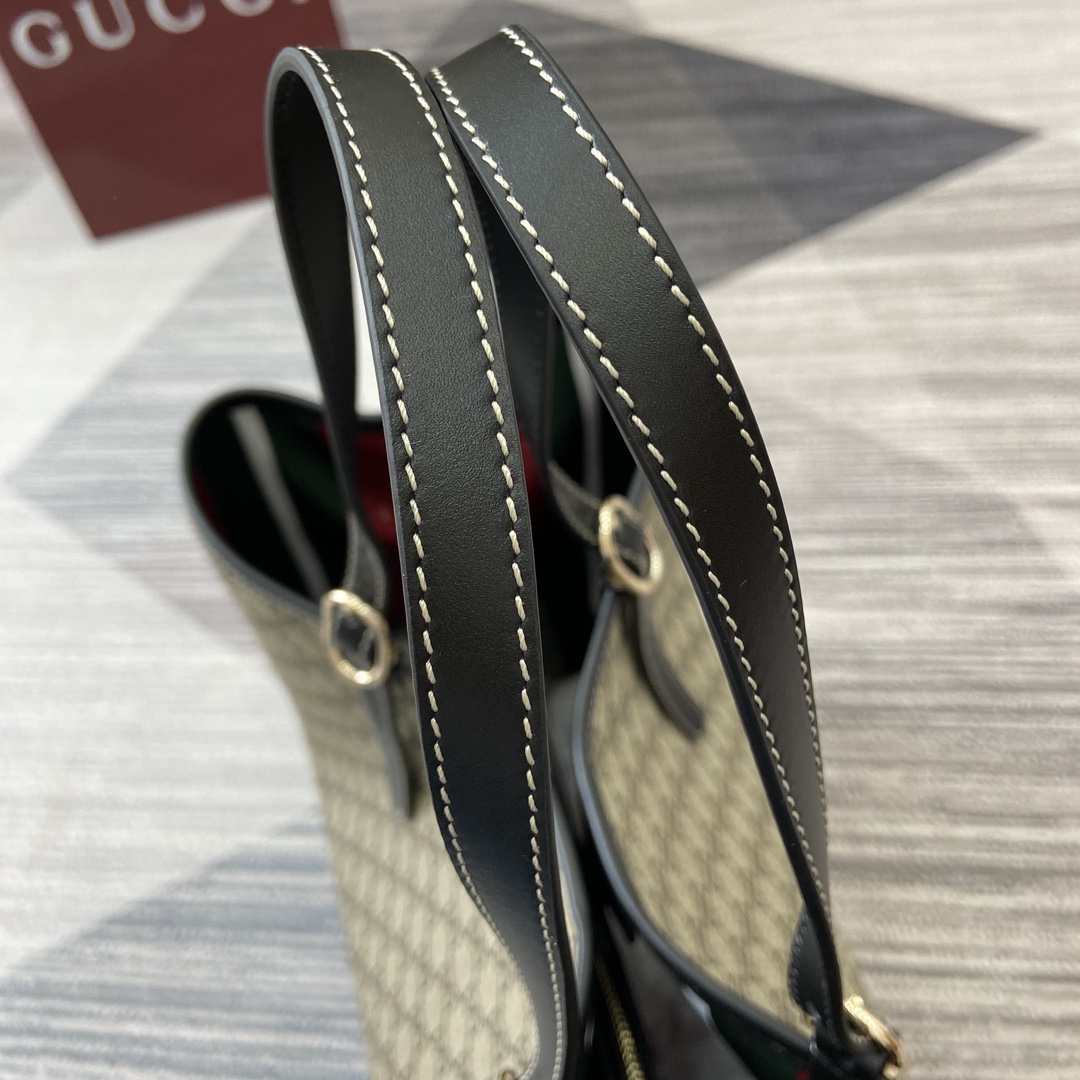 Gucci GG Emblem collection reinterprets the Maison's timeless elegance and craftsmanship Model number:815212. Dimensions: 45.5 (W) x 30 (H) x 16cm (D) Color: black/pvc. Search - Image 3