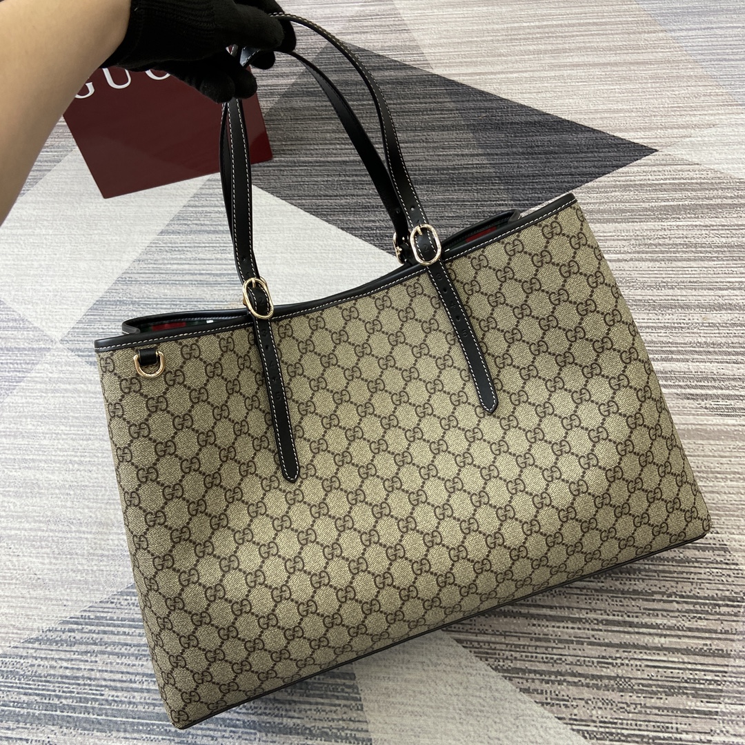 Gucci GG Emblem collection reinterprets the Maison's timeless elegance and craftsmanship Model number:815212. Dimensions: 45.5 (W) x 30 (H) x 16cm (D) Color: black/pvc. Search - Image 8