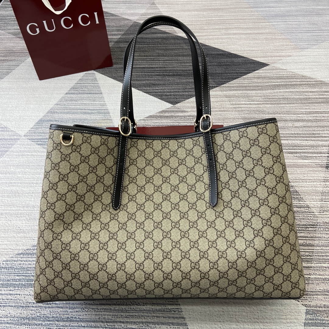 Gucci GG Emblem collection reinterprets the Maison's timeless elegance and craftsmanship Model number:815212. Dimensions: 45.5 (W) x 30 (H) x 16cm (D) Color: black/pvc. Search