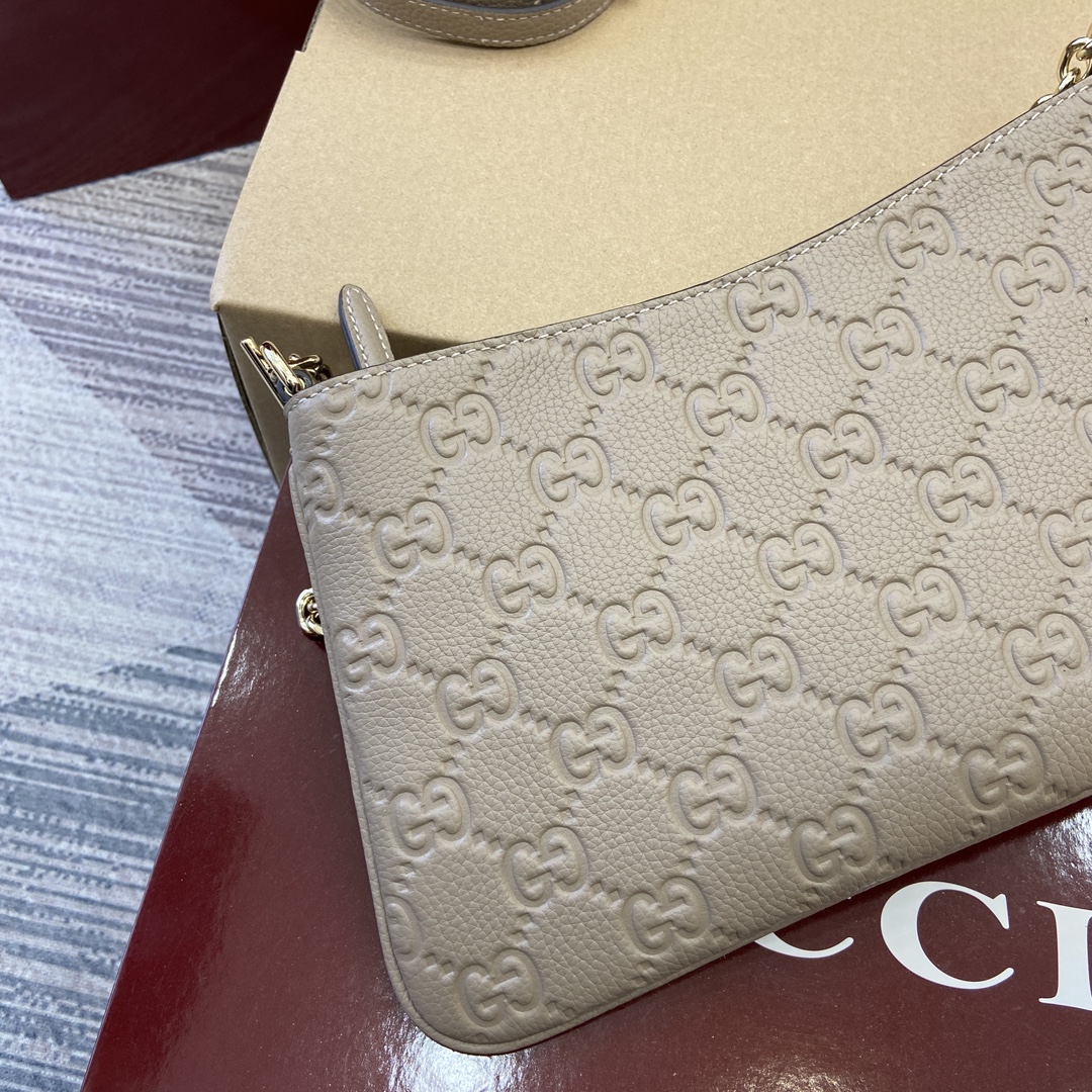 Gucci GG Emblem series small shoulder bag Model:815277. Size: 29.5 (W) x 16 (H) x 2cm (D) Color: Beige embossed leather/original leather. - Image 4