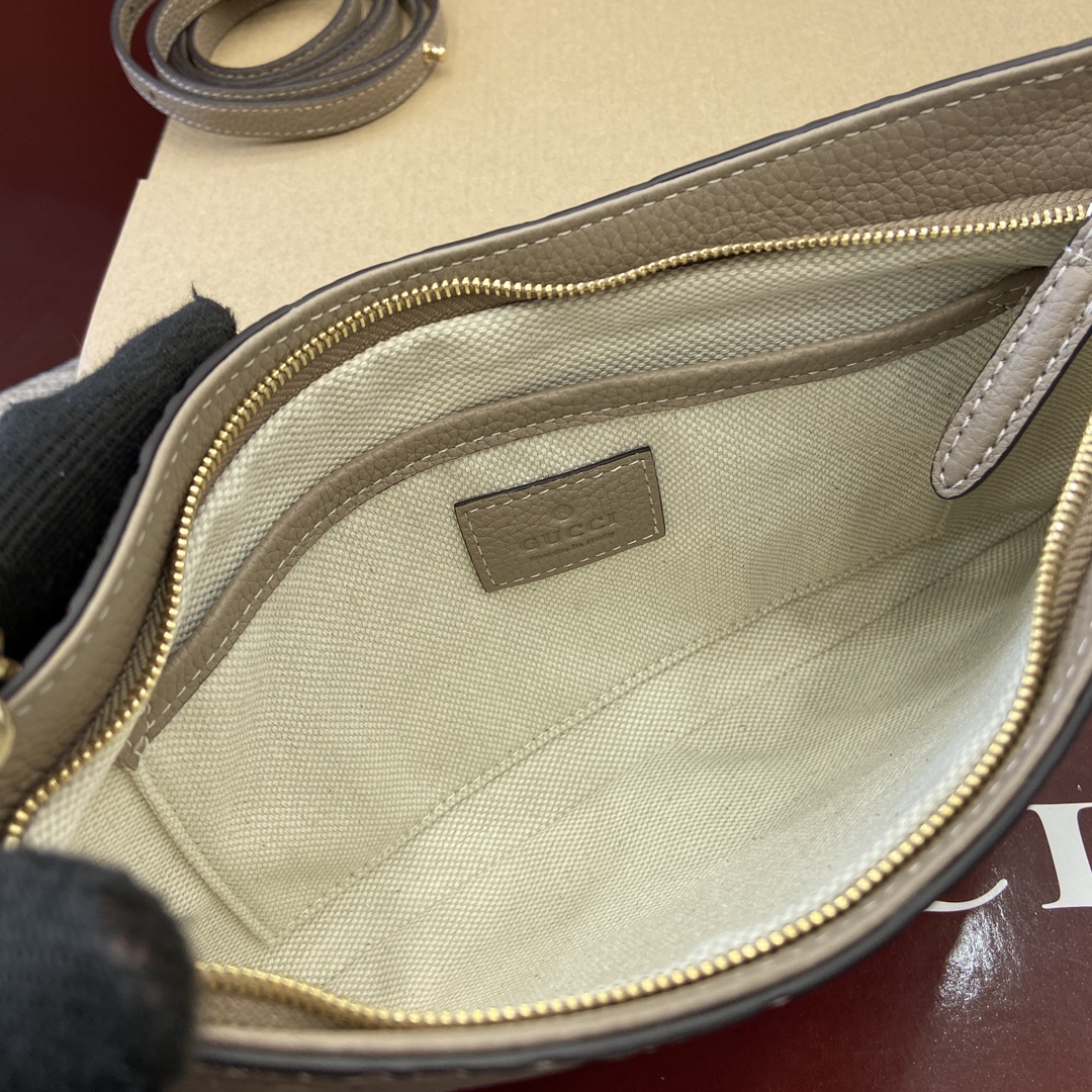 Gucci GG Emblem series small shoulder bag Model:815277. Size: 29.5 (W) x 16 (H) x 2cm (D) Color: Beige embossed leather/original leather. - Image 3