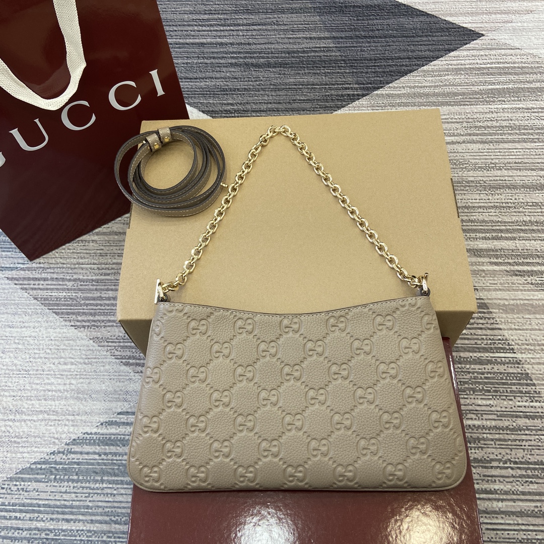 Gucci GG Emblem series small shoulder bag Model:815277. Size: 29.5 (W) x 16 (H) x 2cm (D) Color: Beige embossed leather/original leather.