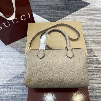 Gucci GG Emblem series shoulder bag Model:815255. Size: 25.5 (length) x 16 (width) x 14 cm (thickness) Color: lychee grain/original leather.