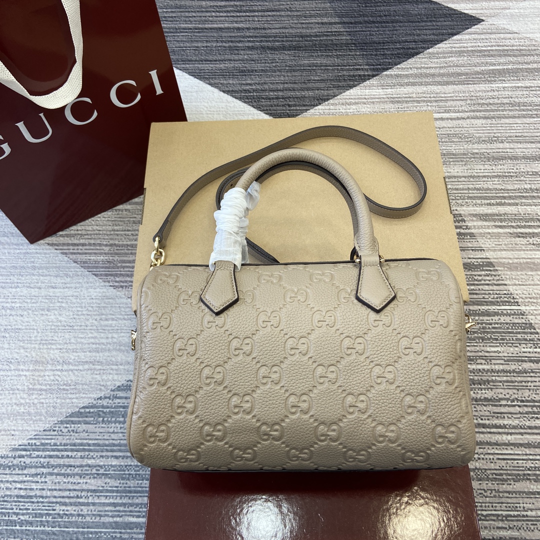 Gucci GG Emblem series shoulder bag Model:815255. Size: 25.5 (length) x 16 (width) x 14 cm (thickness) Color: lychee grain/original leather.