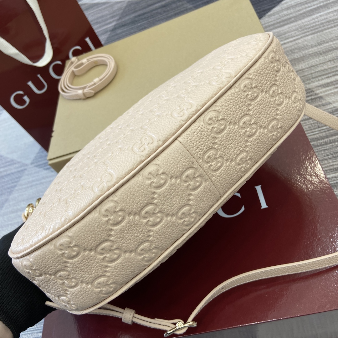 Gucci GG Emblem series medium shoulder bag Model:820453. Dimensions: 32 (W) x 24 (H) x 7cm (D) Color: Pink Embossed Leather/Original Leather. - Image 3