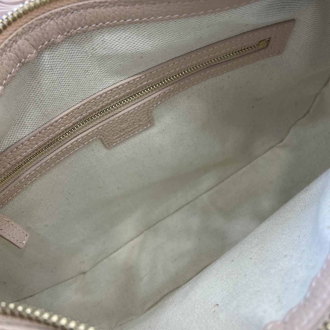 Gucci GG Emblem series medium shoulder bag Model:820453. Dimensions: 32 (W) x 24 (H) x 7cm (D) Color: Pink Embossed Leather/Original Leather. - Image 2