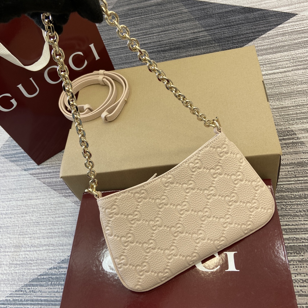 Gucci GG Emblem series super mini handbag Model number:815278. Dimensions: 23 (length) x 12 (width) x 2 (thickness) Color: Powder pressed full leather/original leather. - Image 7