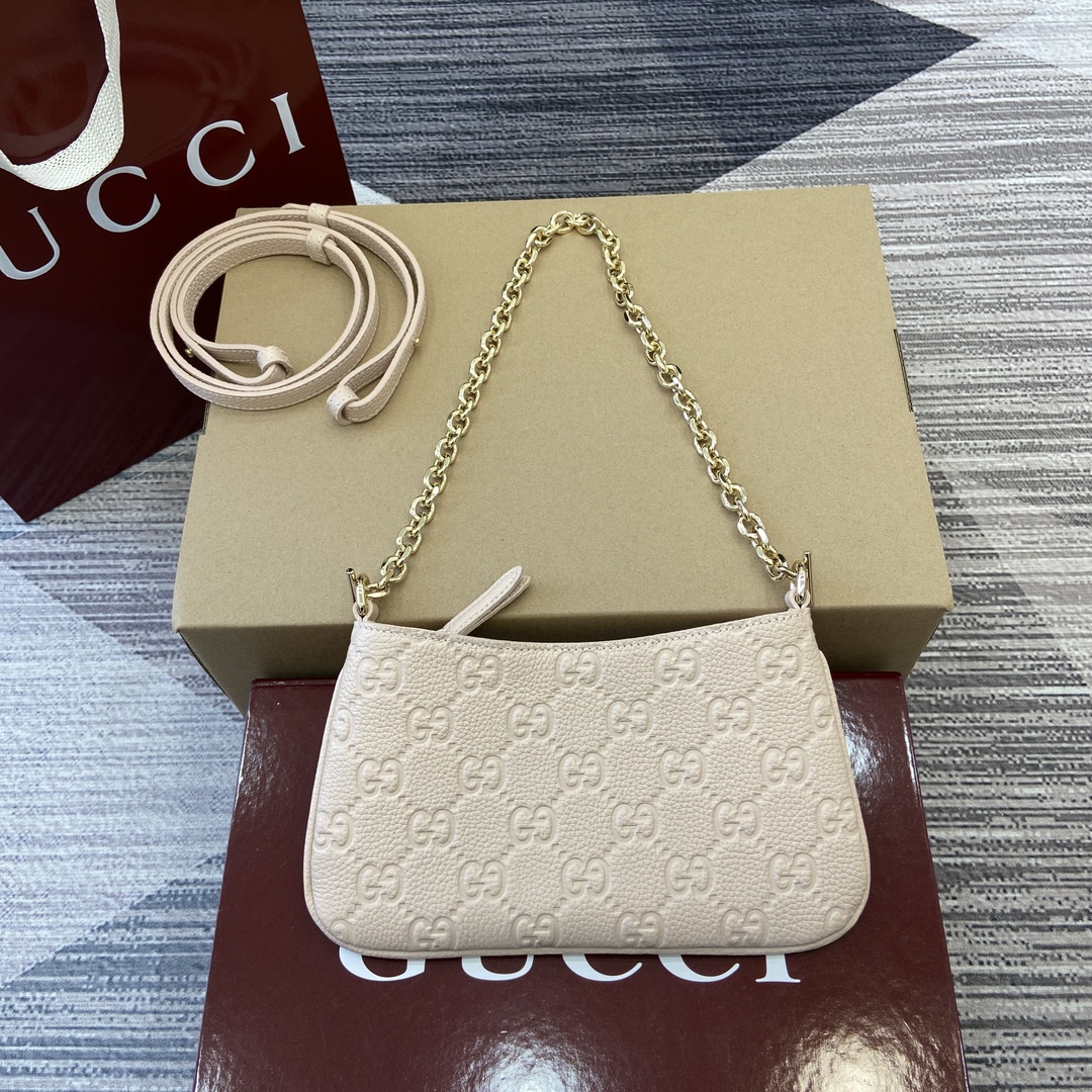 Gucci GG Emblem series super mini handbag Model number:815278. Dimensions: 23 (length) x 12 (width) x 2 (thickness) Color: Powder pressed full leather/original leather.