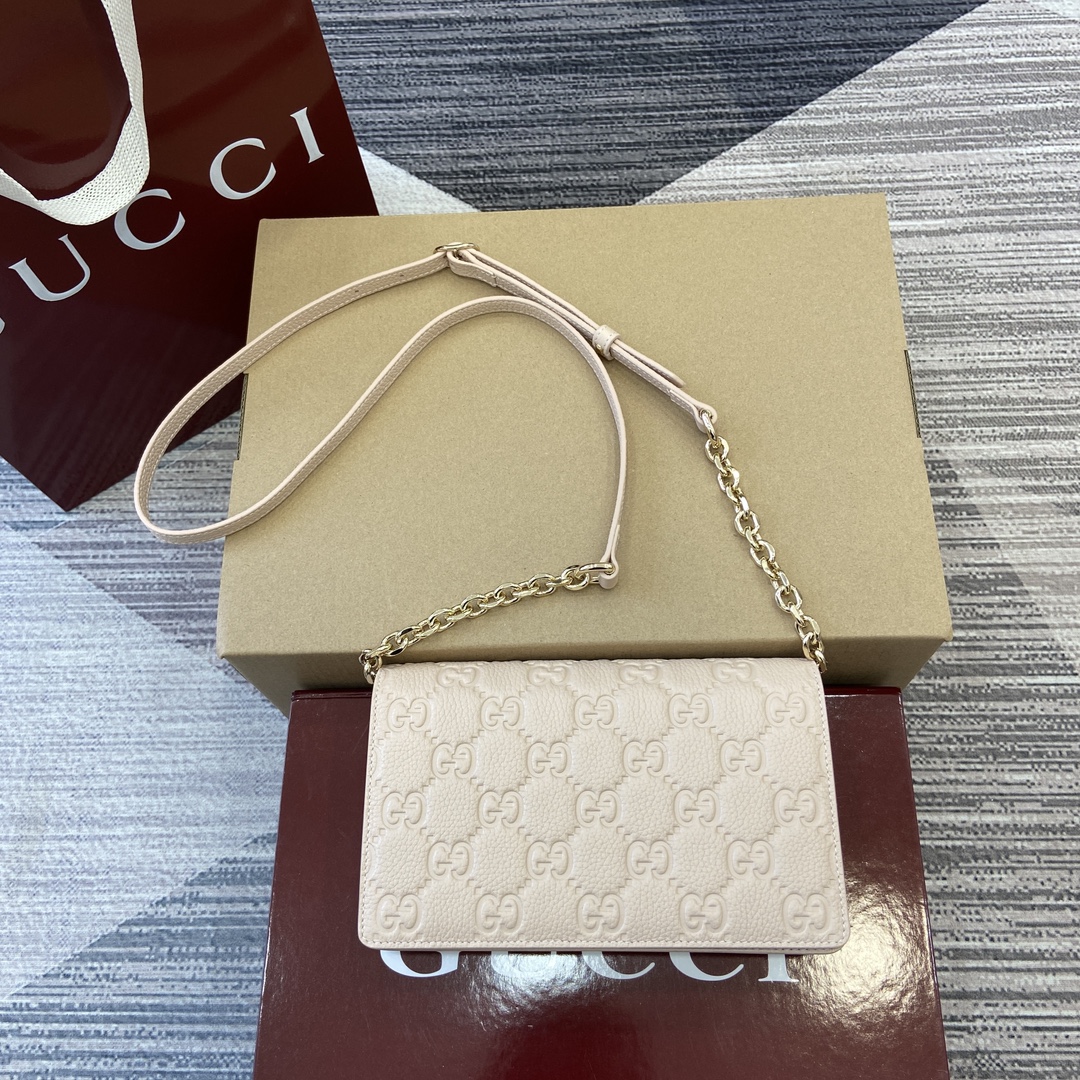 Gucci GG Emblem series super soft lychee pink embossed/full leather chain bag Model:818705. Size: 20 (length) x 12.5 (width) x 4cm (thickness) Color: Pink full leather/original leather.