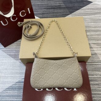 Gucci GG Emblem series small shoulder bag Model number:815278. Dimensions: 23 (length) x 12 (width) x 2 (thickness) Color: Taupe Full Leather/Original Leather.