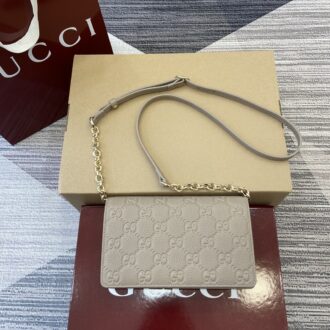 Gucci GG Emblem series shoulder bag Model:818705. Size: 20 (length) x 12.5 (width) x 4cm (thickness) Color: Taupe Full Leather/Original Leather.