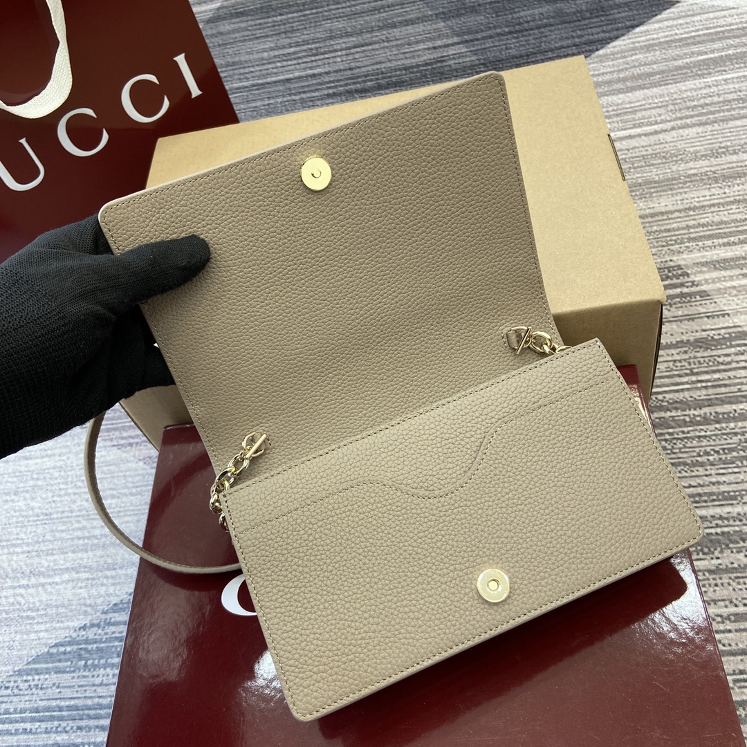 Gucci GG Emblem series shoulder bag Model:818705. Size: 20 (length) x 12.5 (width) x 4cm (thickness) Color: Taupe Full Leather/Original Leather. - Image 5