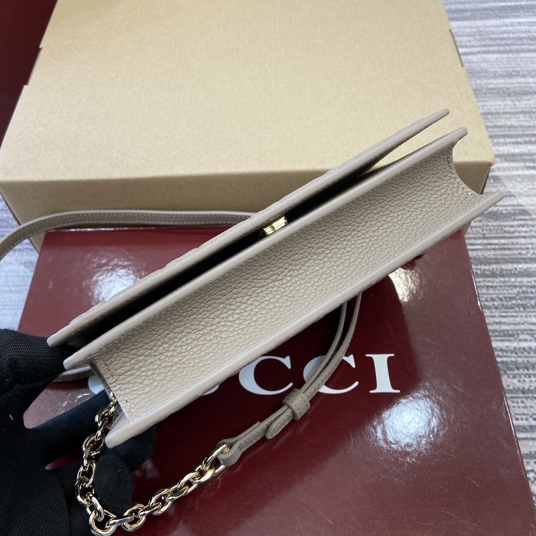 Gucci GG Emblem series shoulder bag Model:818705. Size: 20 (length) x 12.5 (width) x 4cm (thickness) Color: Taupe Full Leather/Original Leather. - Image 6