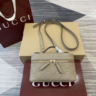Gucci Emblem series super mini handbag Model number: 815949. Size: 20 (W) x 12 (H) x 5cm (D) Color: Taupe Leather/Original Leather.