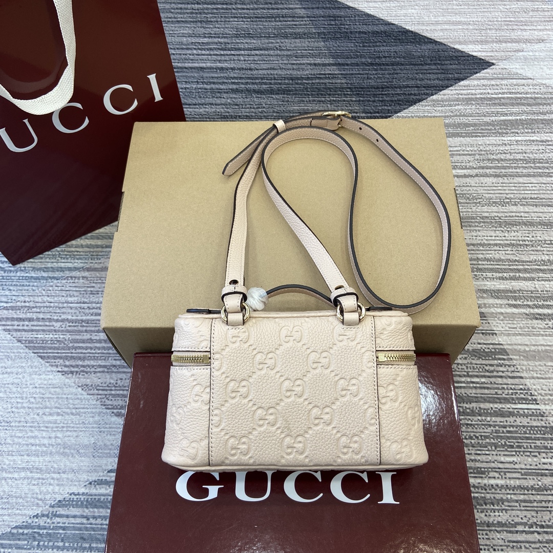 Gucci GG Emblem series super mini handbag Model number: 815949. Size: 20 (W) x 12 (H) x 5cm (D) Color: Pink Embossed Leather/Original Leather. - Image 9