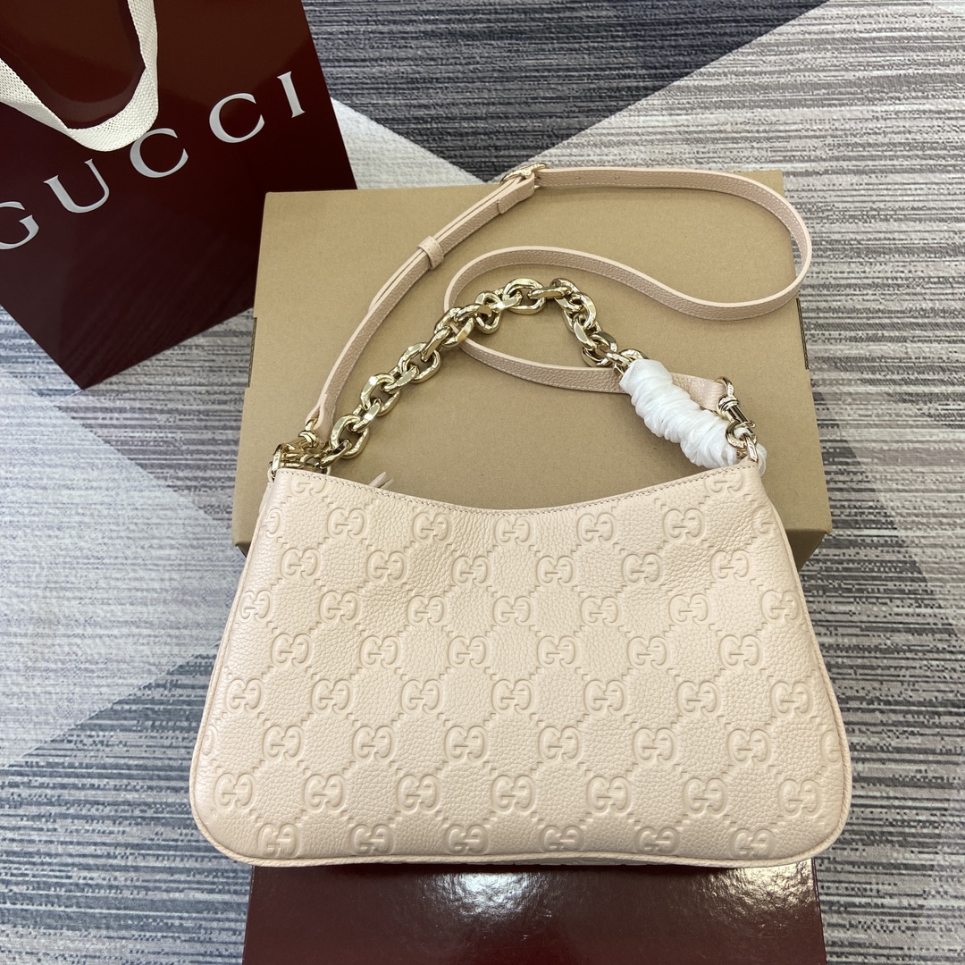 Gucci GG Emblem series small shoulder Model:815263. Size: 29 (length) x 17 (width) x 10cm (thickness) Color: Pink full leather/original leather.
