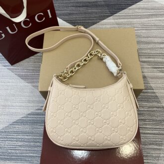Gucci GG Emblem series medium shoulder  Model:820453. Dimensions: 32 (W) x 24 (H) x 7cm (D) Color: Pink pressed leather/Original leather.
