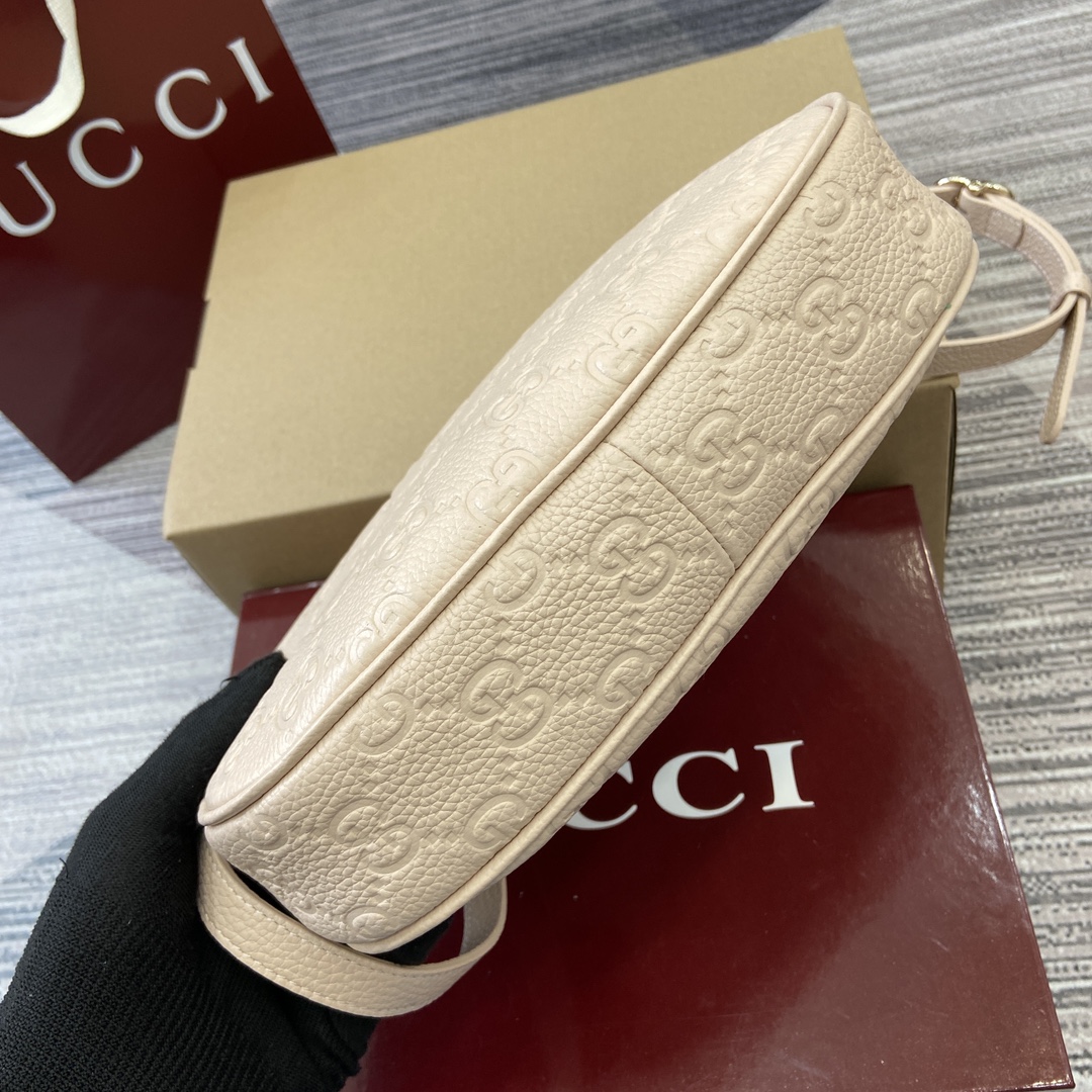 Gucci GG Emblem series medium shoulder Model:820453. Dimensions: 32 (W) x 24 (H) x 7cm (D) Color: Pink pressed leather/Original leather. - Image 2