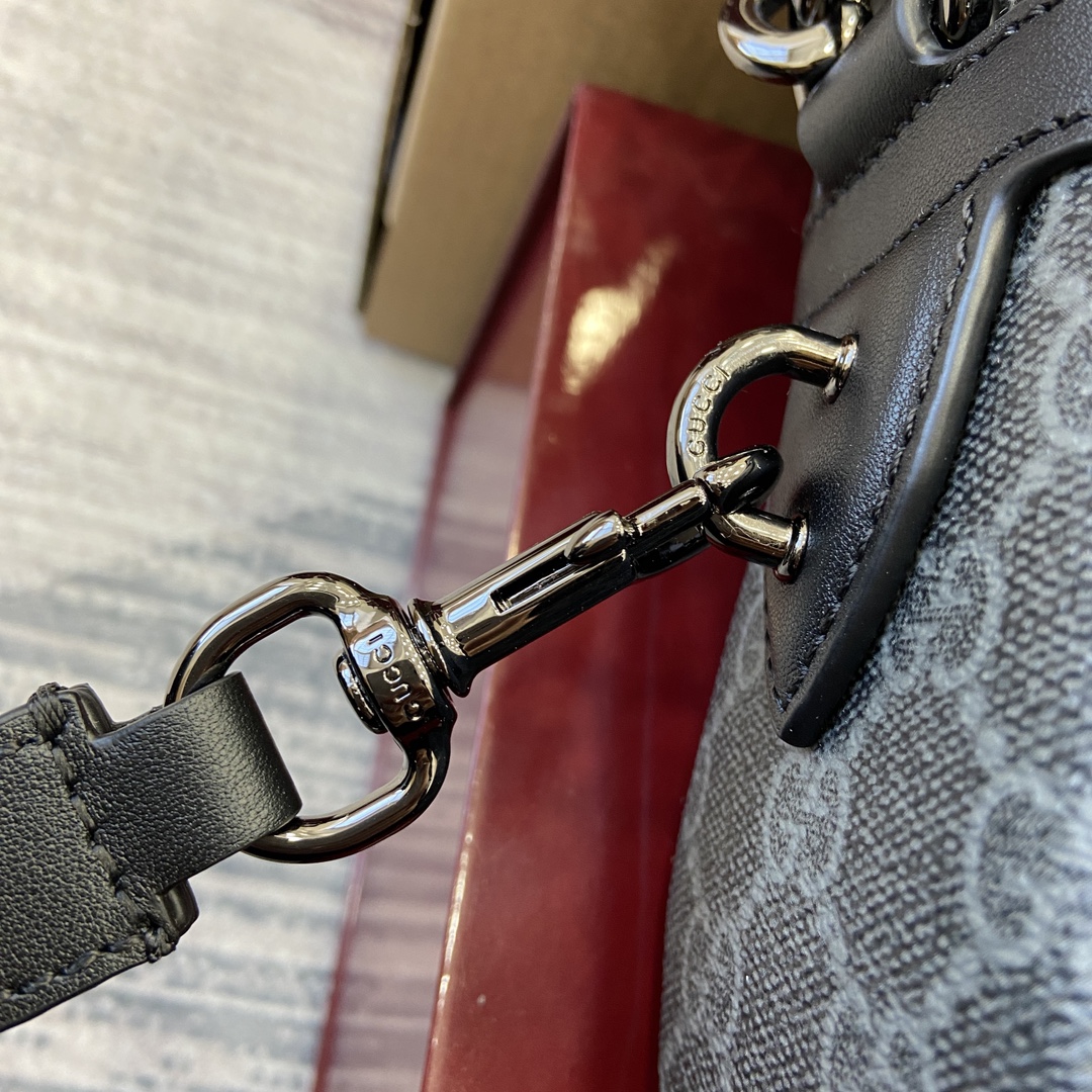 Gucci GG Emblem series of men's travel items reinterprets the brand's timeless elegance and exquisite craftsmanship Model number:821155. Dimensions: 23cm (W) x 16.5cm (H) x 8cm (D) Color: black/pvc. Weight: Approx. 0.58 kg - Image 5