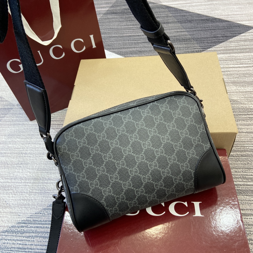 Gucci GG Emblem series of men's travel items reinterprets the brand's timeless elegance and exquisite craftsmanship Model number:821155. Dimensions: 23cm (W) x 16.5cm (H) x 8cm (D) Color: black/pvc. Weight: Approx. 0.58 kg - Image 6