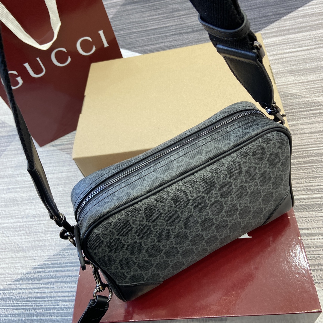 Gucci GG Emblem series of men's travel items reinterprets the brand's timeless elegance and exquisite craftsmanship Model number:821155. Dimensions: 23cm (W) x 16.5cm (H) x 8cm (D) Color: black/pvc. Weight: Approx. 0.58 kg - Image 7
