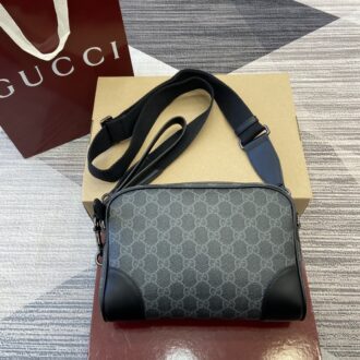 Gucci GG Emblem series of men's travel items reinterprets the brand's timeless elegance and exquisite craftsmanship Model number:821155. Dimensions: 23cm (W) x 16.5cm (H) x 8cm (D) Color: black/pvc. Weight: Approx. 0.58 kg
