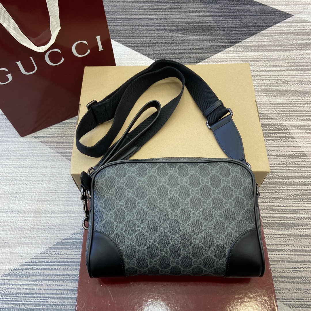 Gucci GG Emblem series of men's travel items reinterprets the brand's timeless elegance and exquisite craftsmanship Model number:821155. Dimensions: 23cm (W) x 16.5cm (H) x 8cm (D) Color: black/pvc. Weight: Approx. 0.58 kg