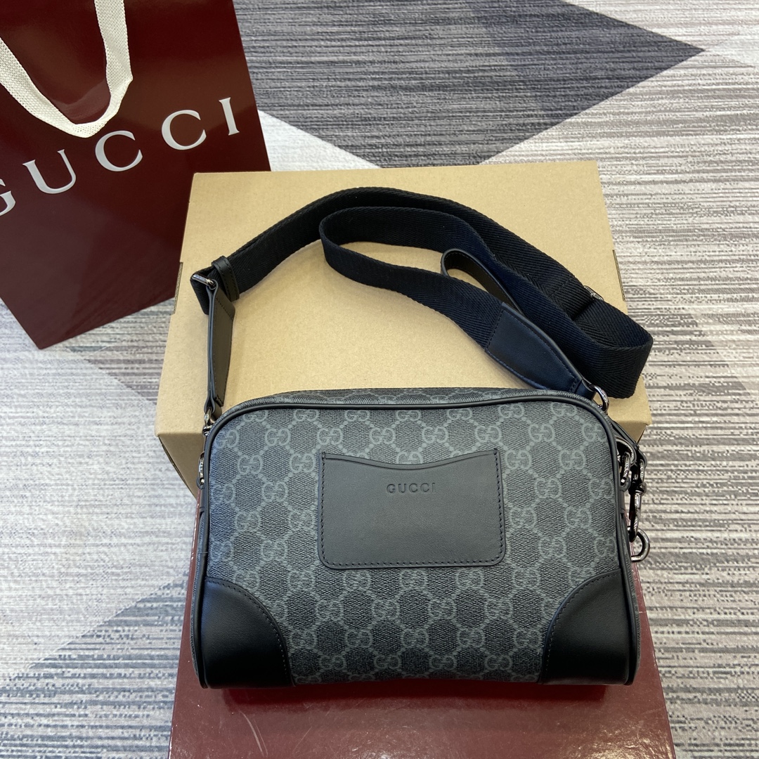 Gucci GG Emblem series of men's travel items reinterprets the brand's timeless elegance and exquisite craftsmanship Model number:821155. Dimensions: 23cm (W) x 16.5cm (H) x 8cm (D) Color: black/pvc. Weight: Approx. 0.58 kg - Image 10