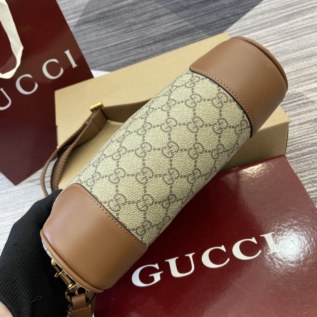 Gucci GG Emblem series of men's travel items reinterprets the brand's timeless elegance and exquisite craftsmanship Model:821154. Dimensions: 29cm (W) x 23cm (H) x 7.5cm (D) Weight: Approx. 0.85 kg Color: black leather/original leather. - Image 2