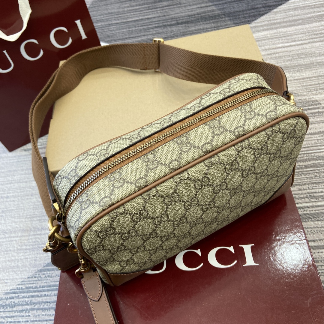 Gucci GG Emblem series of men's travel items reinterprets the brand's timeless elegance and exquisite craftsmanship Model:821154. Dimensions: 29cm (W) x 23cm (H) x 7.5cm (D) Weight: Approx. 0.85 kg Color: black leather/original leather. - Image 7