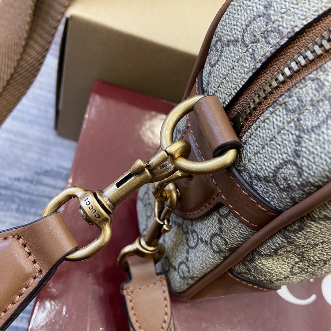 Gucci GG Emblem series of men's travel items reinterprets the brand's timeless elegance and exquisite craftsmanship Model:821154. Dimensions: 29cm (W) x 23cm (H) x 7.5cm (D) Weight: Approx. 0.85 kg Color: black leather/original leather. - Image 5