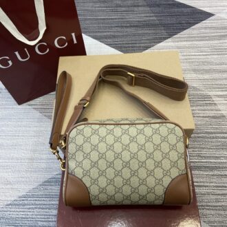 Gucci GG Emblem series of men's travel items reinterprets the brand's timeless elegance and exquisite craftsmanship Model:821154. Dimensions: 29cm (W) x 23cm (H) x 7.5cm (D) Weight: Approx. 0.85 kg Color: black leather/original leather.