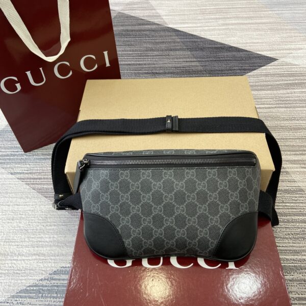 Gucci GG Emblem series of men's travel items reinterprets the brand's timeless elegance and exquisite craftsmanship Model:821162. Dimensions: 28cm (W) x 17cm (H) x 6cm (D) Color: black/pvc.