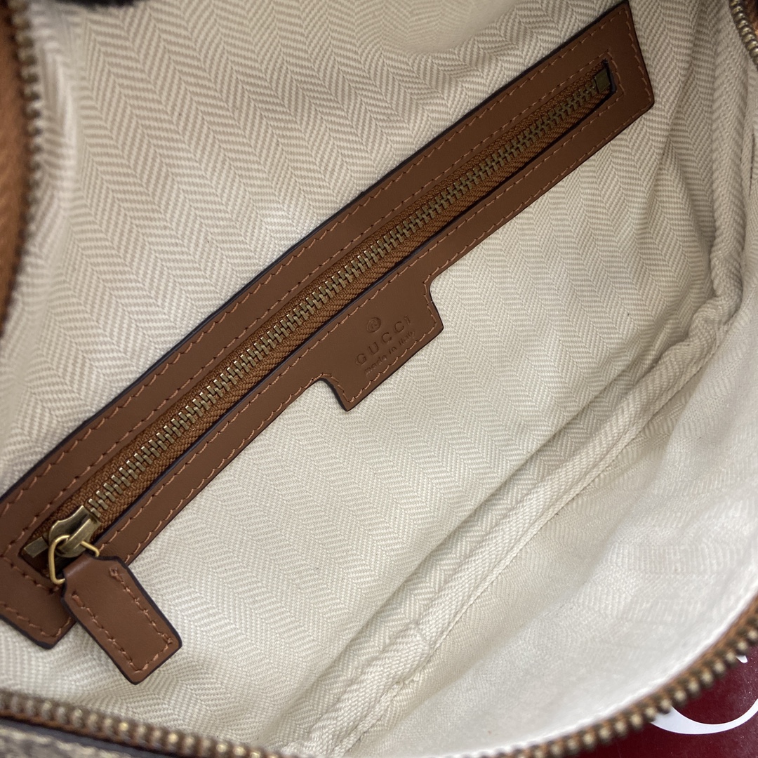 Gucci GG Emblem series of men's travel items reinterprets Model:821154. Dimensions: 29cm (W) x 23cm (H) x 7.5cm (D) Weight: Approx. 0.85 kg Color: black leather/original leather Model number: 821164. Dimensions: 28cm (W) x 17cm (H) x 6cm (D) Color: brown/pvc. - Image 3