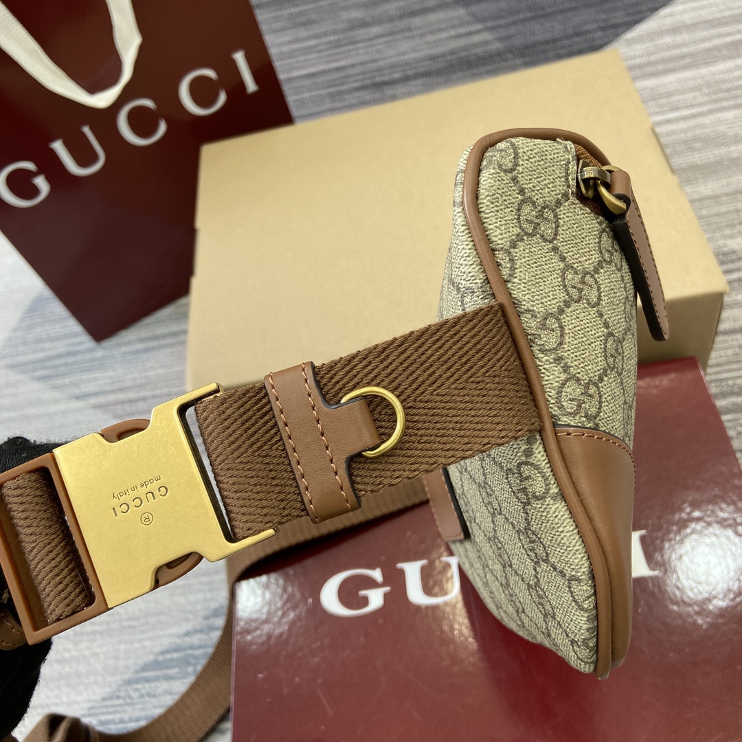 Gucci GG Emblem series of men's travel items reinterprets Model:821154. Dimensions: 29cm (W) x 23cm (H) x 7.5cm (D) Weight: Approx. 0.85 kg Color: black leather/original leather Model number: 821164. Dimensions: 28cm (W) x 17cm (H) x 6cm (D) Color: brown/pvc. - Image 8