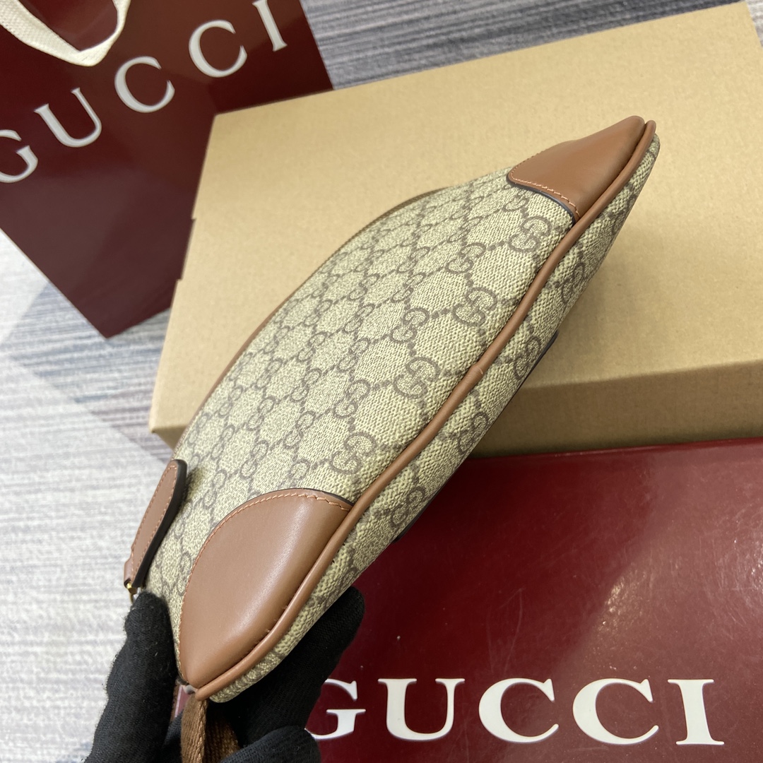 Gucci GG Emblem series of men's travel items reinterprets Model:821154. Dimensions: 29cm (W) x 23cm (H) x 7.5cm (D) Weight: Approx. 0.85 kg Color: black leather/original leather Model number: 821164. Dimensions: 28cm (W) x 17cm (H) x 6cm (D) Color: brown/pvc. - Image 5